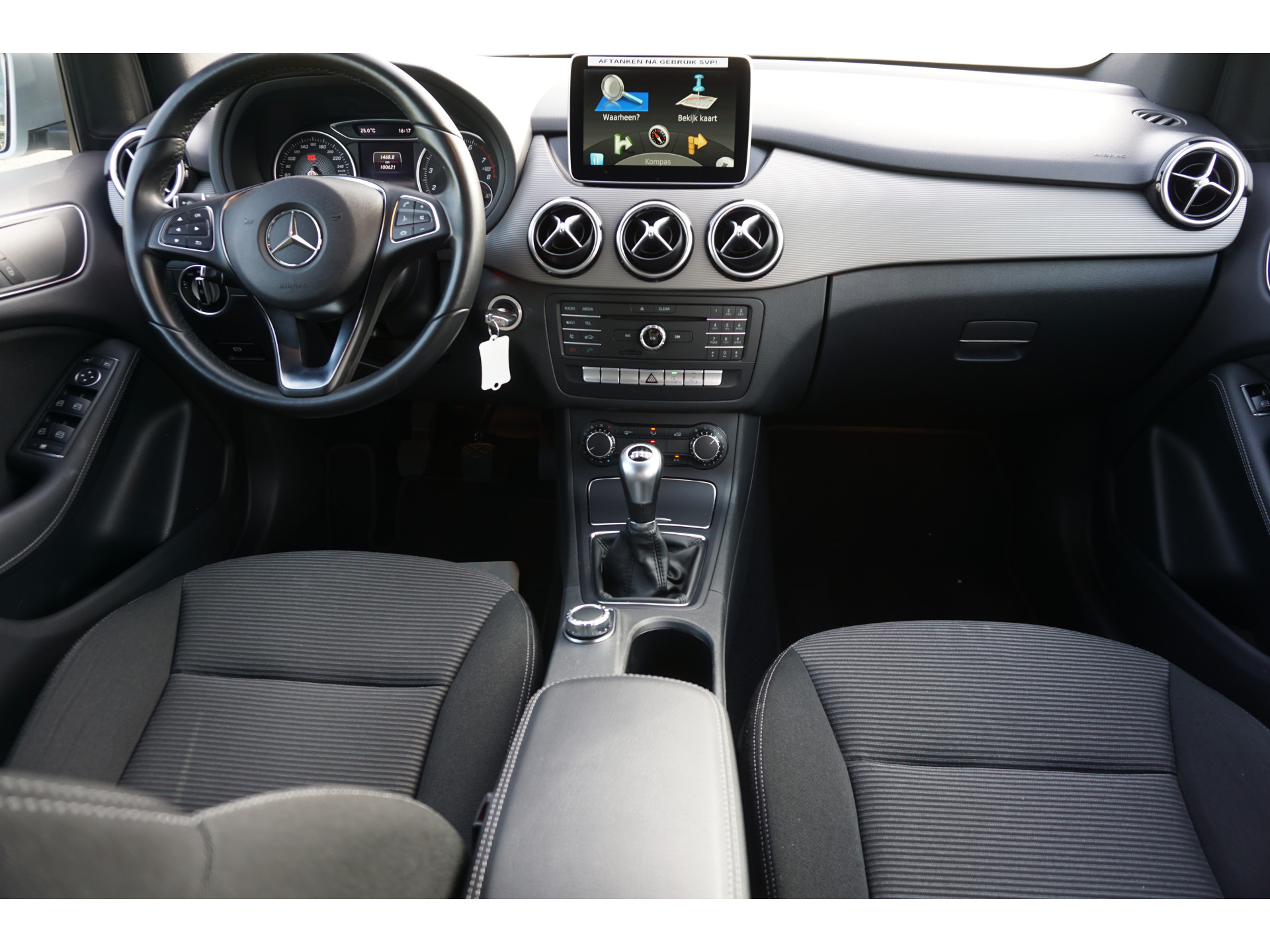 Mercedes-Benz B-Klasse 180 AMBITION Style l Facelift uitvoering l Xenon l PTS l Privacy glas l trekhaak l Airco l Navigatie 21144204-1.jpg | Sterdome B.V.
