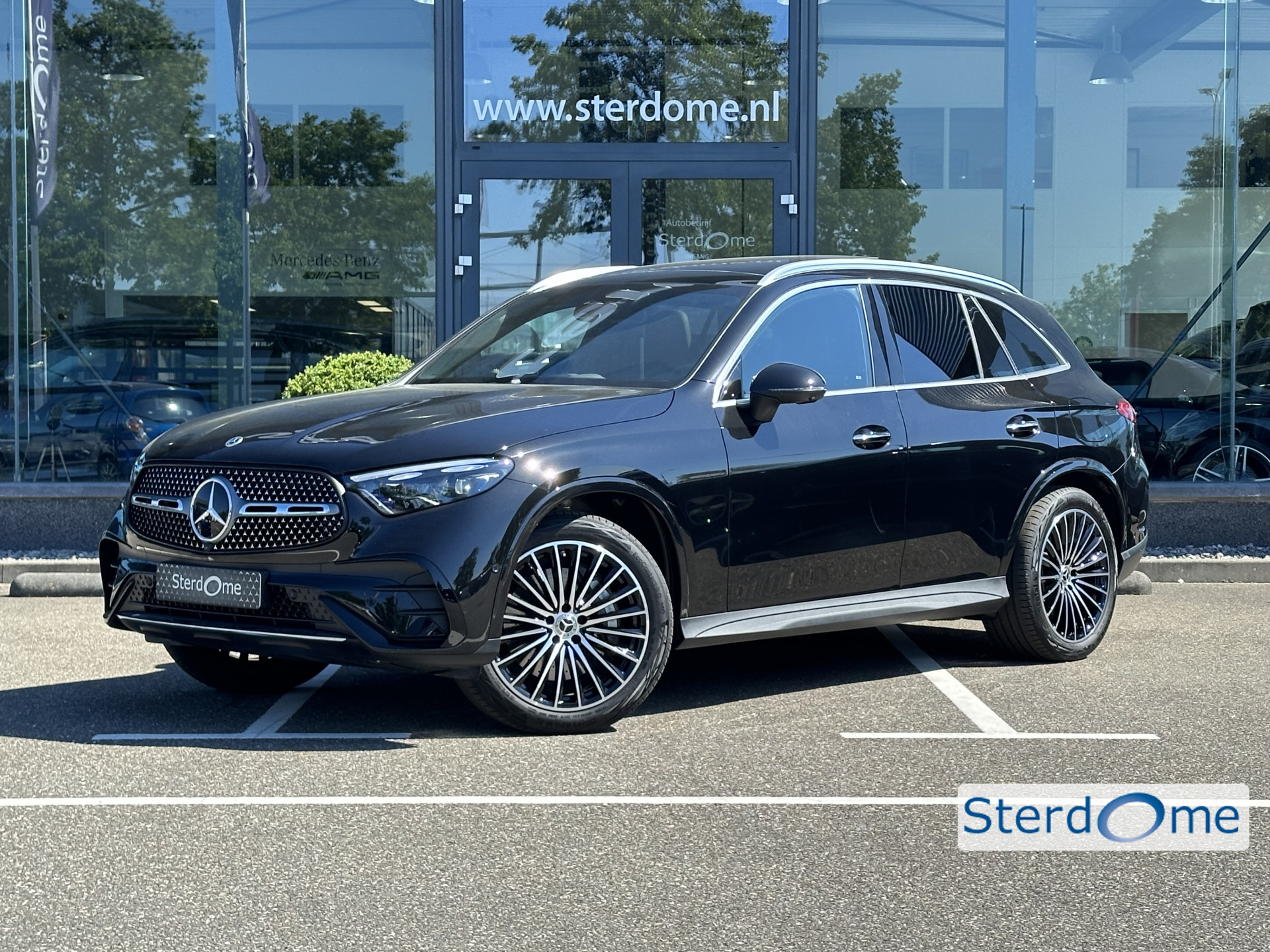 Mercedes-Benz GLC 300e 4MATIC AMG Line l Airmatic l Panoramadak l Massage l Distronic Plus l MBUX lHead-Up l 360 gr Camera l Meesturende Achteras 42920297-0.jpg | Sterdome B.V.
