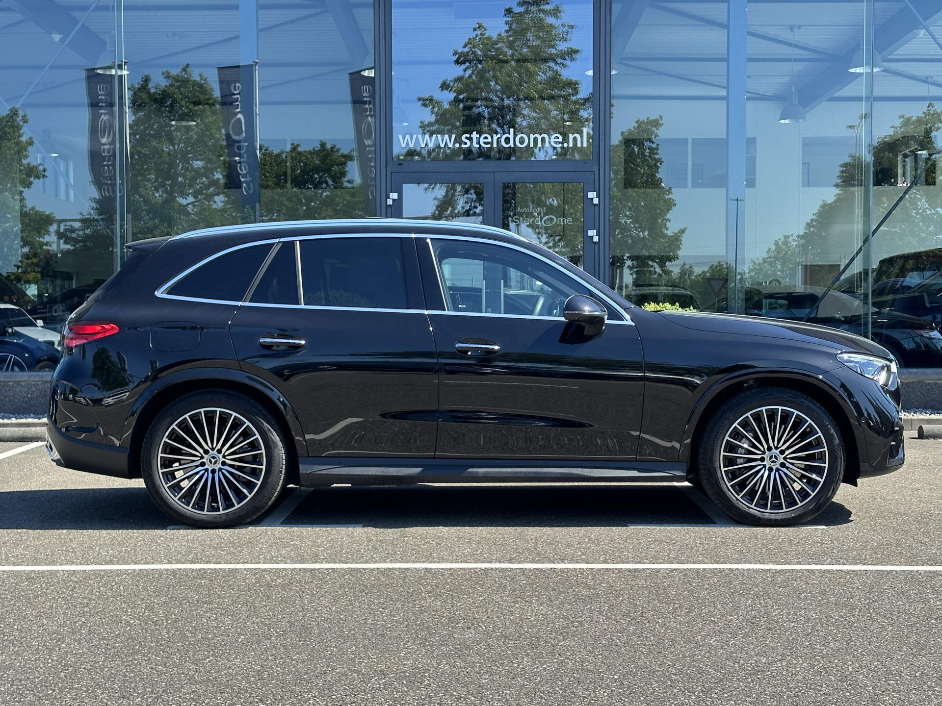 Mercedes-Benz GLC 300e 4MATIC AMG Line l Airmatic l Panoramadak l Massage l Distronic Plus l MBUX lHead-Up l 360 gr Camera l Meesturende Achteras 42920297-2.jpg | Sterdome B.V.