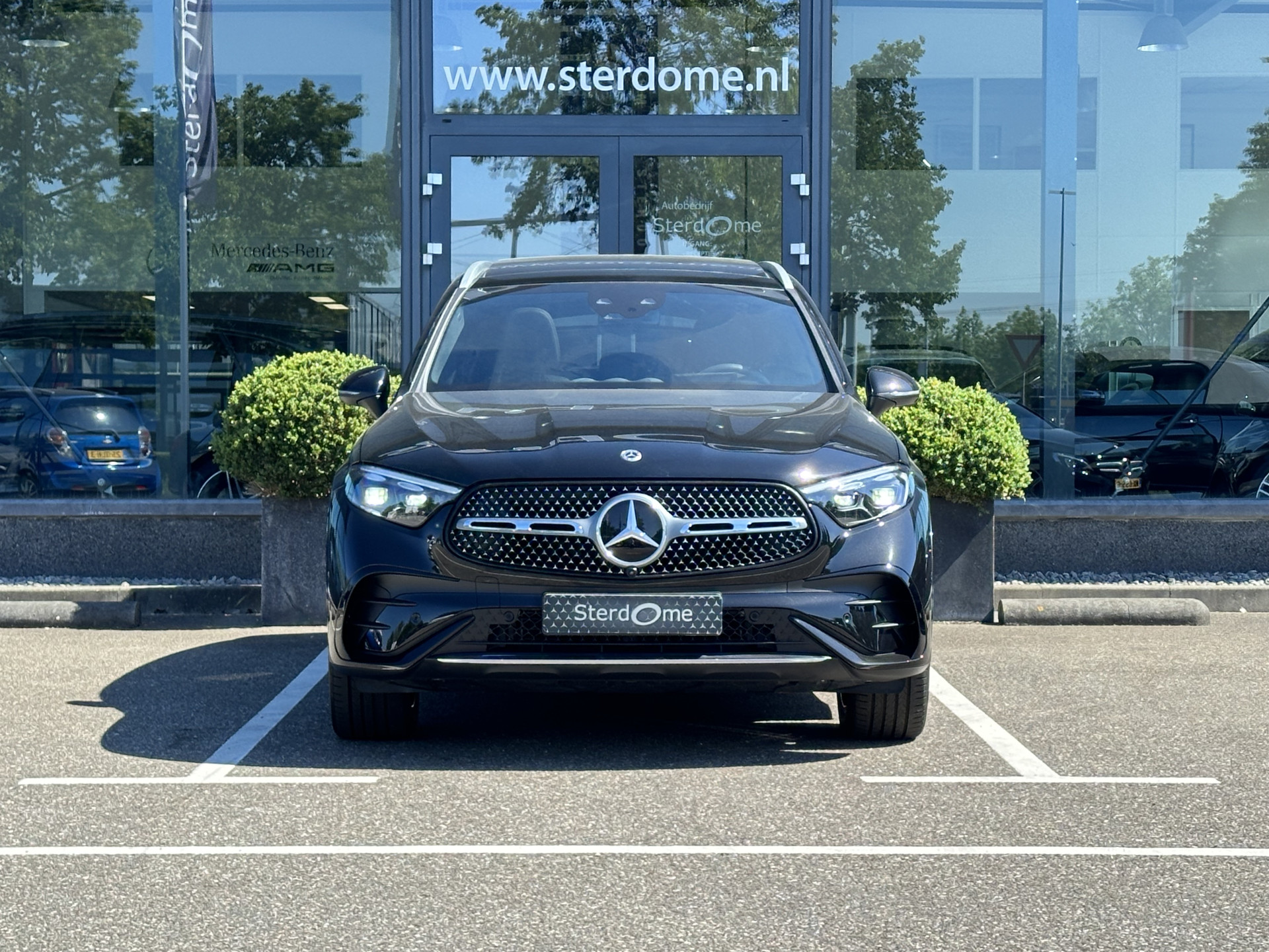Mercedes-Benz GLC 300e 4MATIC AMG Line l Airmatic l Panoramadak l Massage l Distronic Plus l MBUX lHead-Up l 360 gr Camera l Meesturende Achteras 42920297-4.jpg | Sterdome B.V.