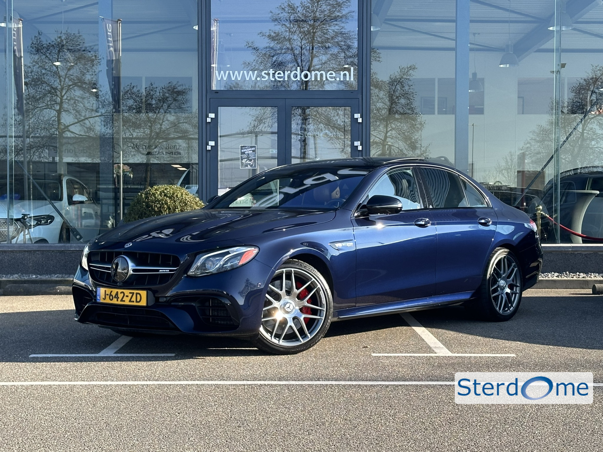 Mercedes-Benz E-Klasse AMG 63 S 4MATIC Premium Plus l V8 l Panorama dak l Luchtvering l Head-up l Massage l Distronic l 360 camera l Burmester l Bruin 43332245-0.jpg | Sterdome B.V.
