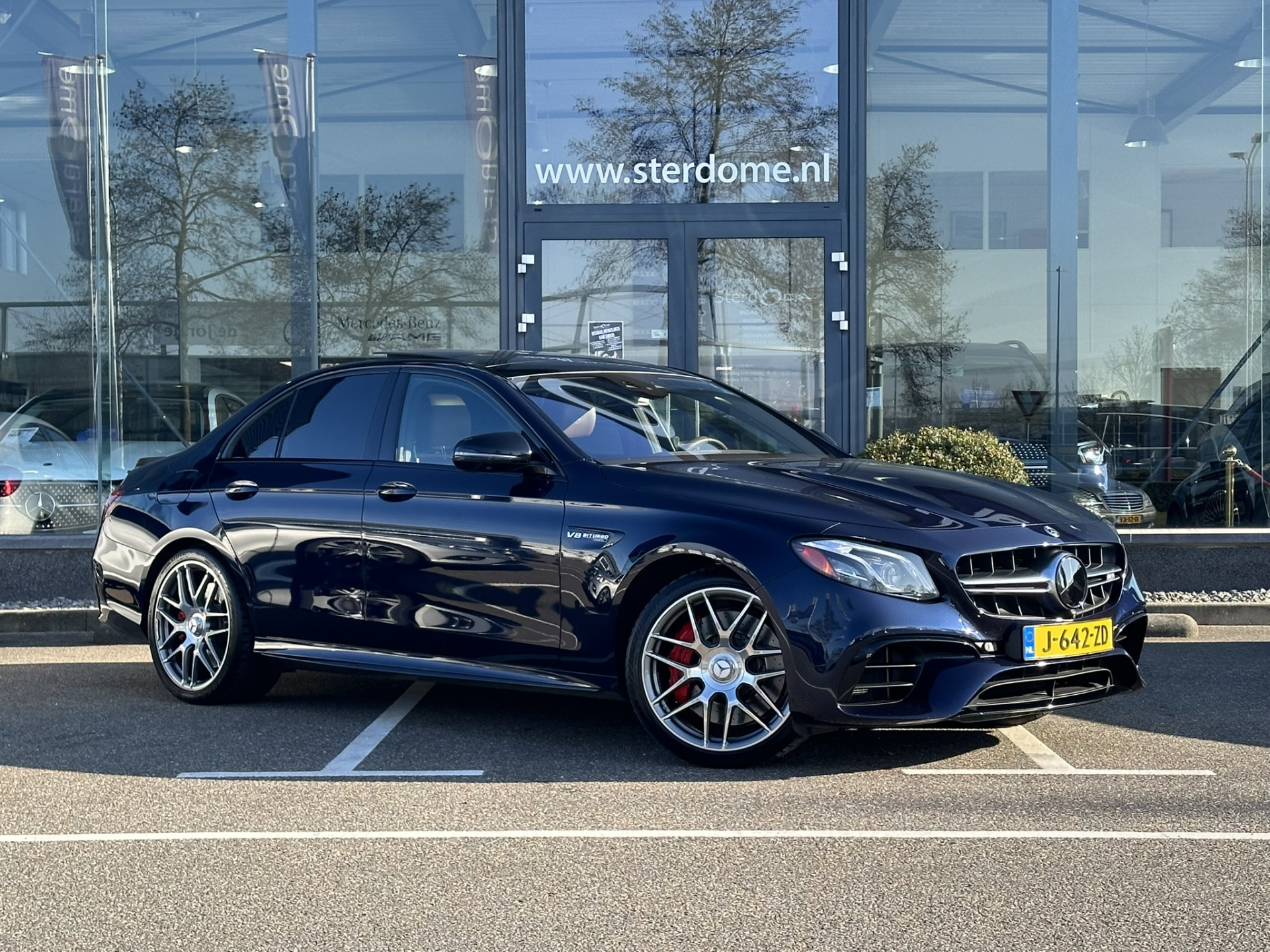 Mercedes-Benz E-Klasse AMG 63 S 4MATIC Premium Plus l V8 l Panorama dak l Luchtvering l Head-up l Massage l Distronic l 360 camera l Burmester l Bruin 43332245-4.jpg | Sterdome B.V.