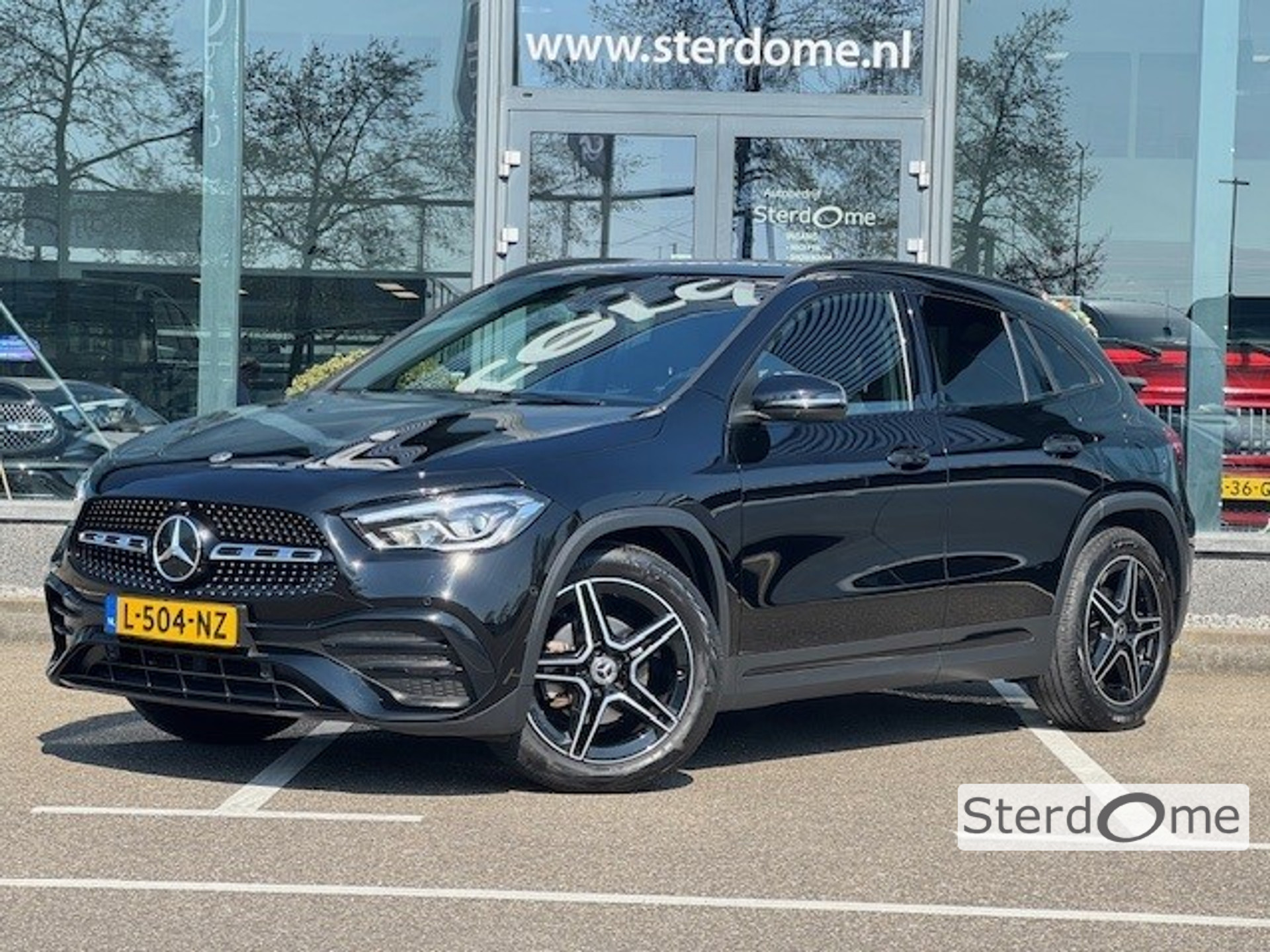 Mercedes-Benz GLA 180 AMG Line l Trekhaak l MBUX l Camera l Sfeerverlichting l Night pakket l Licht pakket l Led koplampen l MBUX l 43784558-0.jpg | Sterdome B.V.
