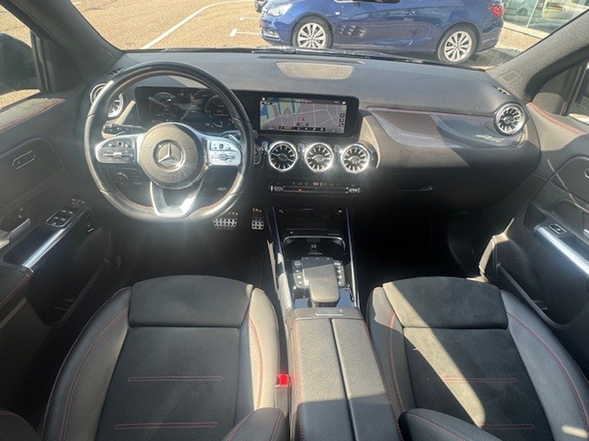 Mercedes-Benz GLA 180 AMG Line l Trekhaak l MBUX l Camera l Sfeerverlichting l Night pakket l Licht pakket l Led koplampen l MBUX l 43784558-1.jpg | Sterdome B.V.