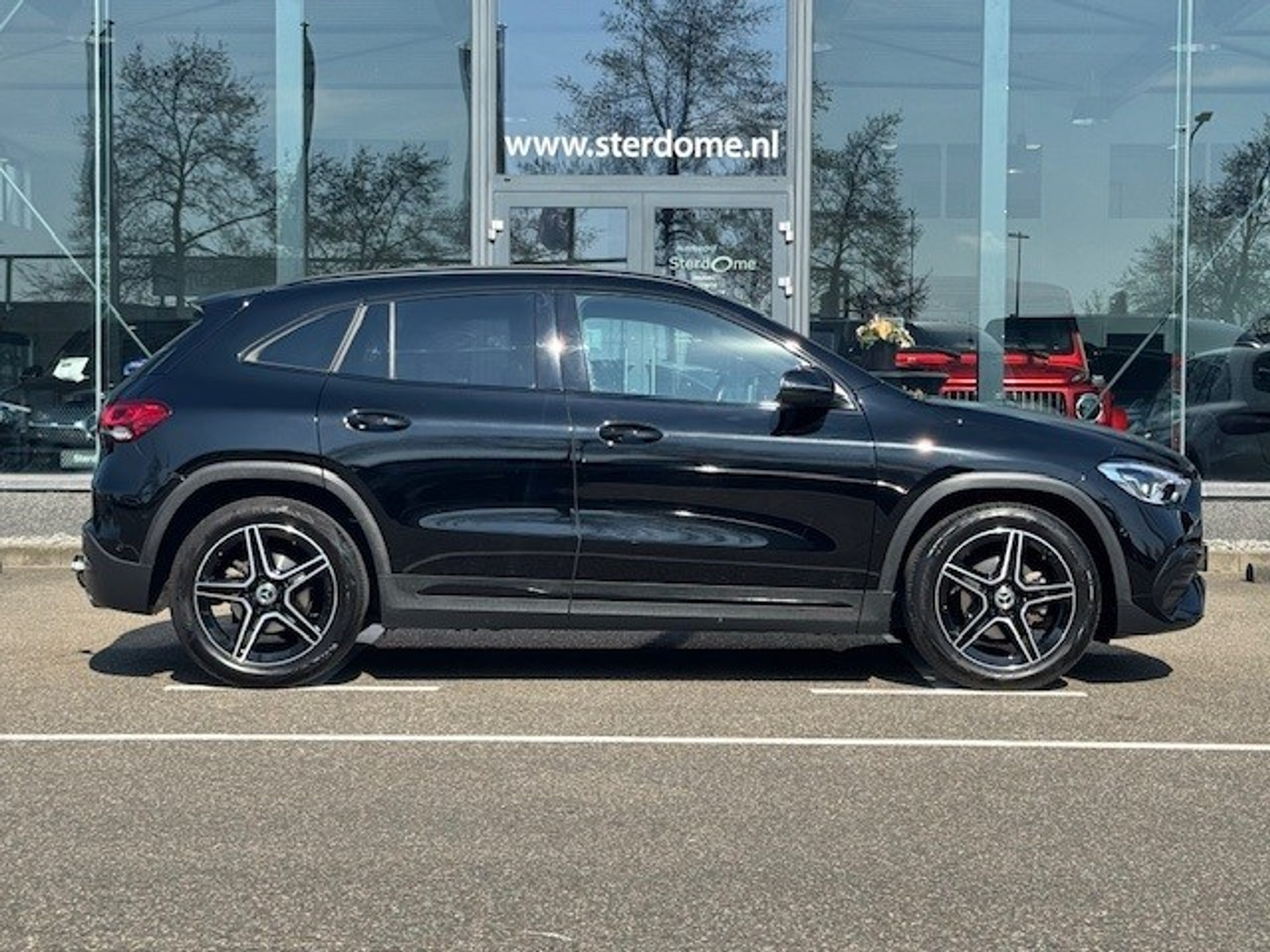Mercedes-Benz GLA 180 AMG Line l Trekhaak l MBUX l Camera l Sfeerverlichting l Night pakket l Licht pakket l Led koplampen l MBUX l 43784558-2.jpg | Sterdome B.V.