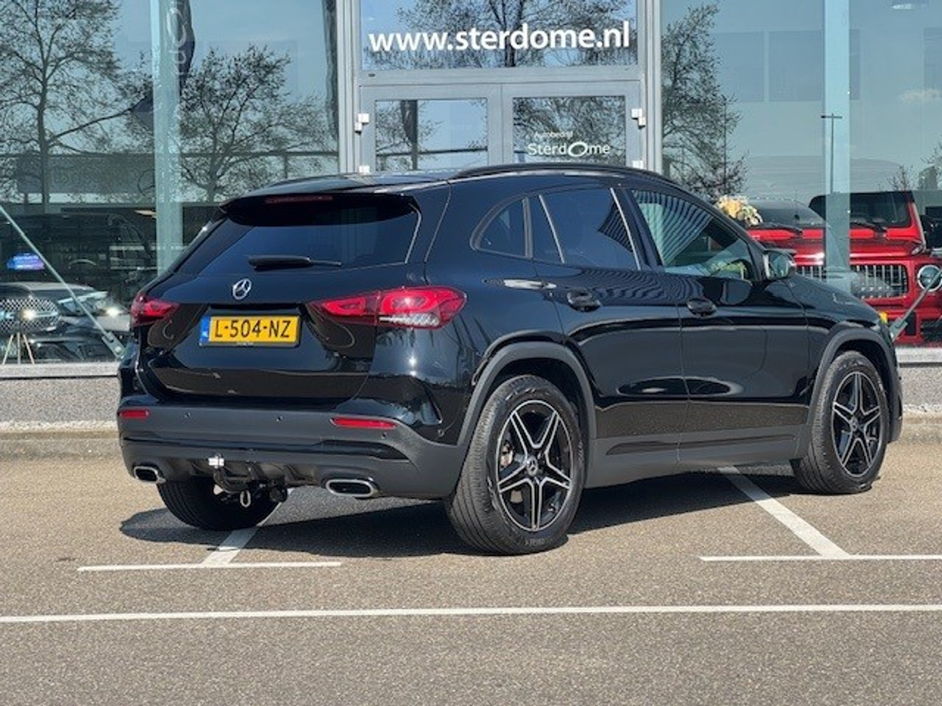 Mercedes-Benz GLA 180 AMG Line l Trekhaak l MBUX l Camera l Sfeerverlichting l Night pakket l Licht pakket l Led koplampen l MBUX l 43784558-3.jpg | Sterdome B.V.