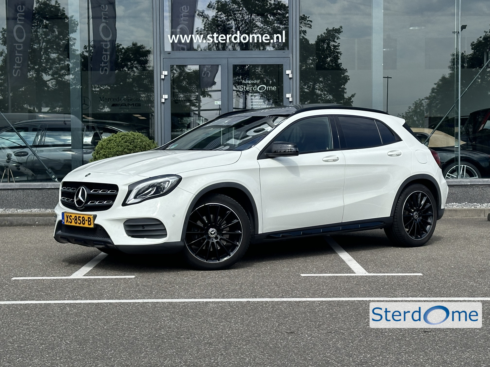Mercedes-Benz GLA 250 Premium Plus l AMG-line l Panoramadak l LED l Stoelverwarming l Nightpakket l Trekhaak l 44704117-0.jpg | Sterdome B.V.