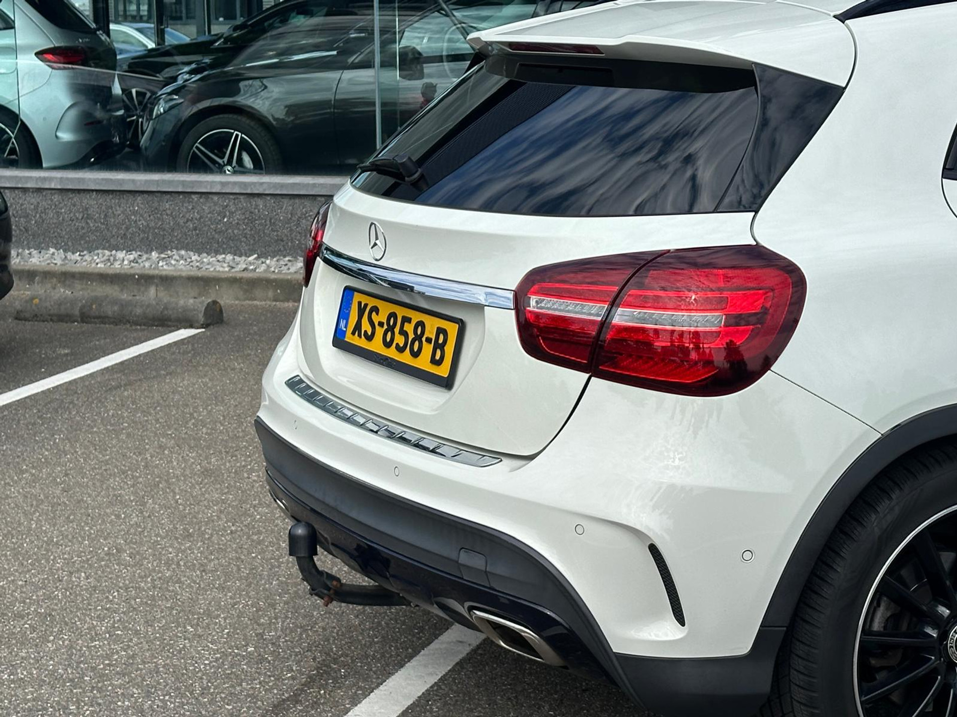 Mercedes-Benz GLA 250 Premium Plus l AMG-line l Panoramadak l LED l Stoelverwarming l Nightpakket l Trekhaak l 44704117-2.jpg | Sterdome B.V.