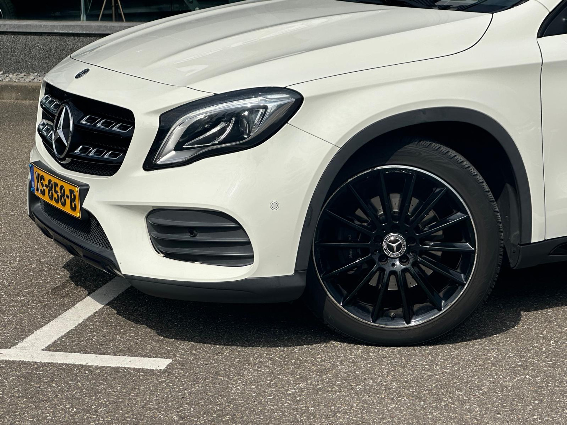 Mercedes-Benz GLA 250 Premium Plus l AMG-line l Panoramadak l LED l Stoelverwarming l Nightpakket l Trekhaak l 44704117-3.jpg | Sterdome B.V.