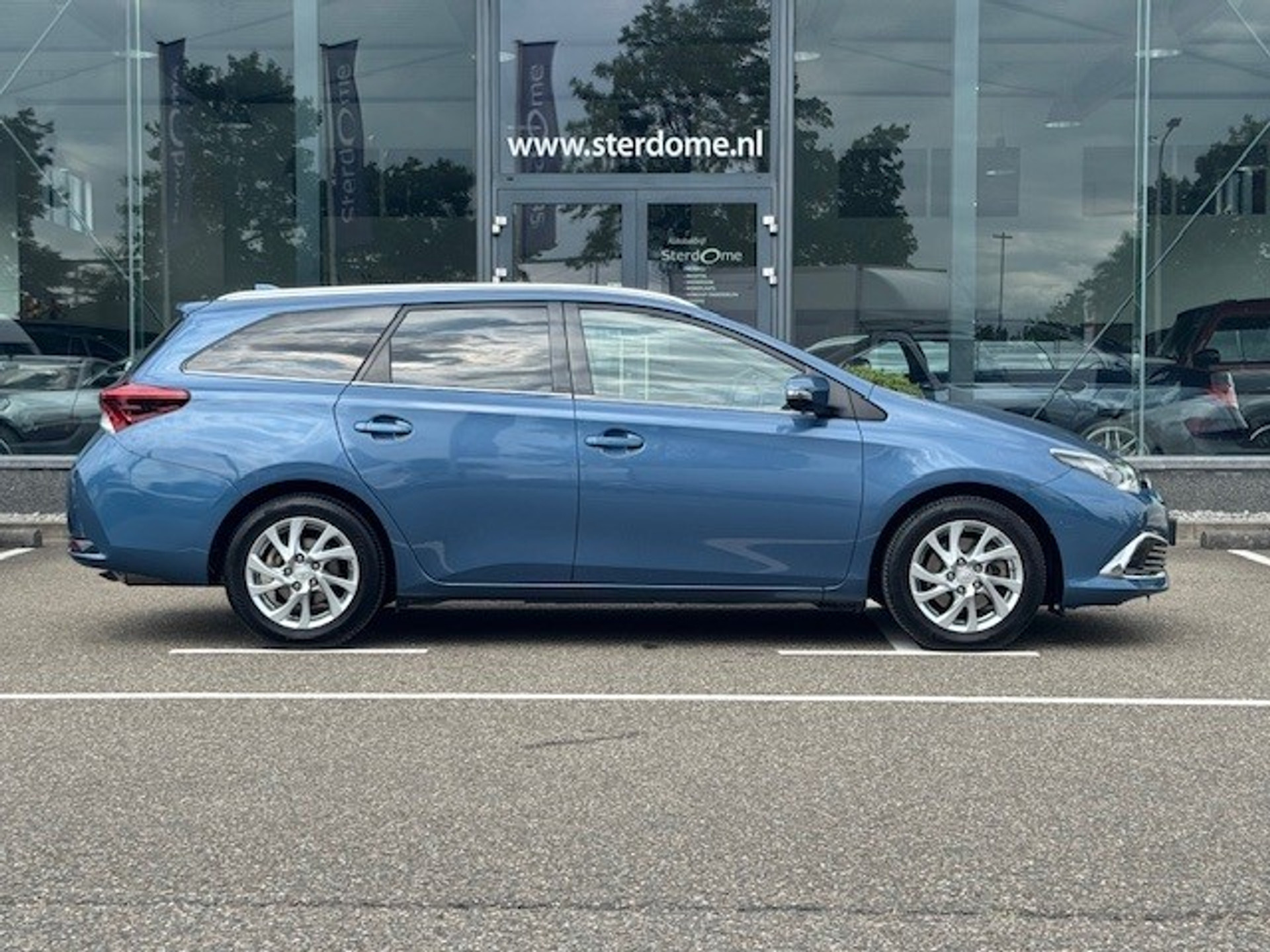 Toyota Auris Touring Sports 1.8 Hybrid Lease pro | Panoramadak | Stoelverwarming l Parkeerassistent | Cruise control | Stoelverwarming | 45260419-2.jpg | Sterdome B.V.