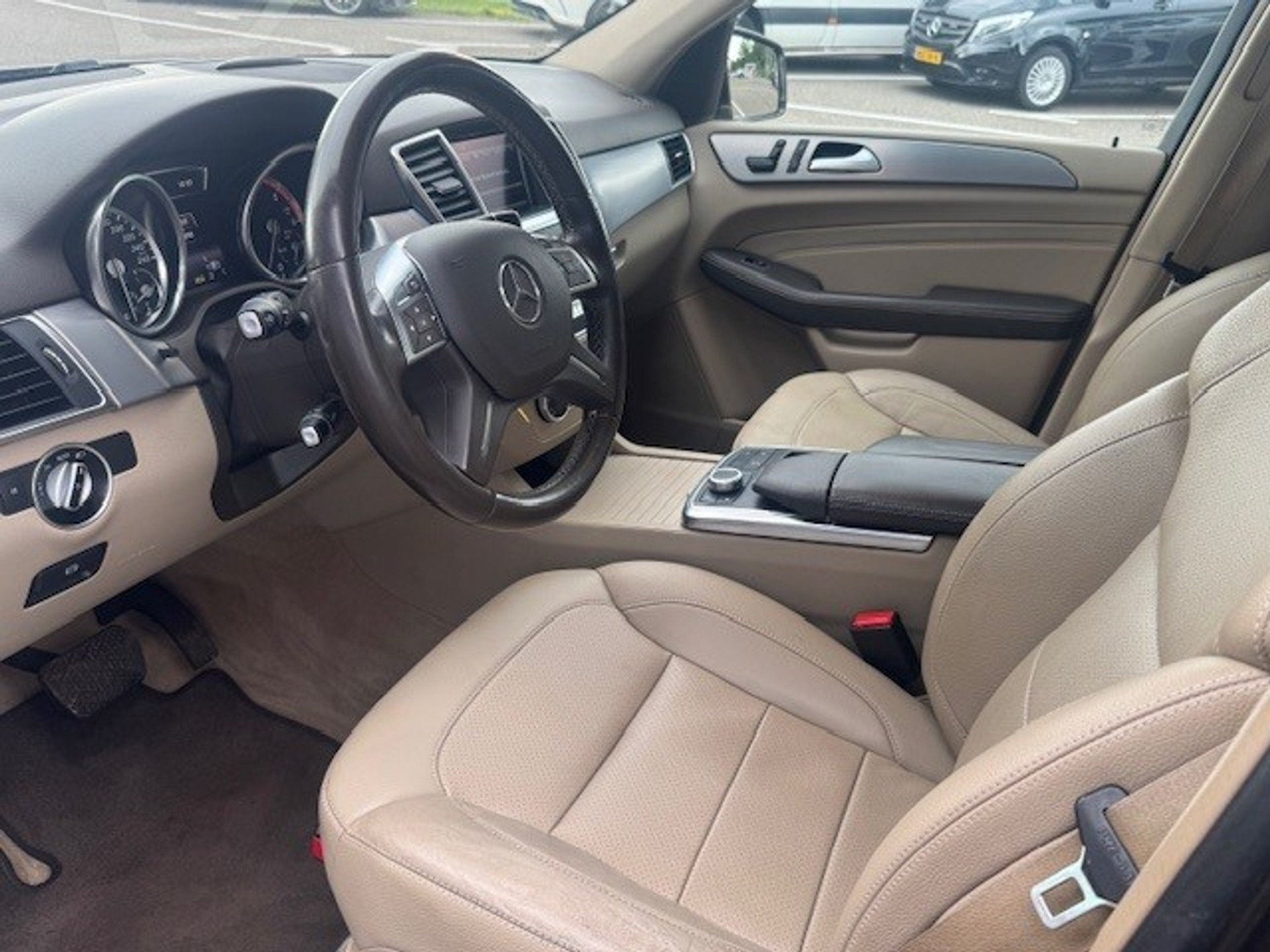 Mercedes-Benz M-Klasse 250 BlueTEC | Spiegelpakket | Air Body Controle l Wegklapbare trekhaak | Stoelverwarming | Inbraakalarm | Beige Leder l Comand l 45486271-1.jpg | Sterdome B.V.
