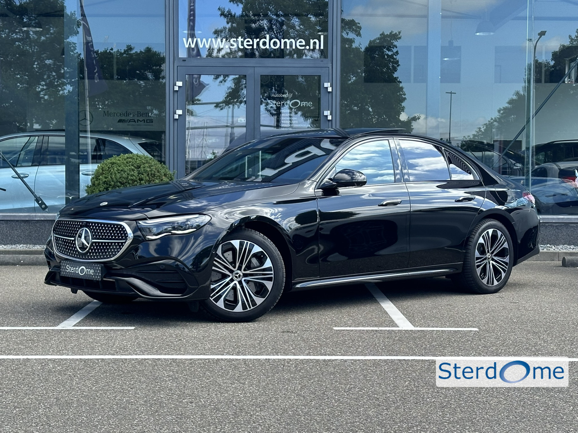 Mercedes-Benz E-Klasse 300 e AMG Line l Panorama dak I 360 camera I Head-up I DISTRONIC I Burmester 4D I Digital Light I Keyless I 46021112-0.jpg | Sterdome B.V.