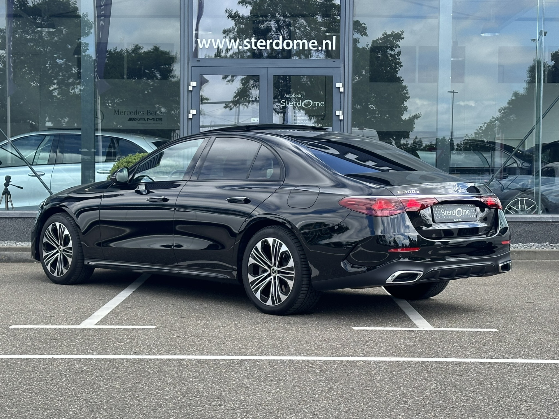 Mercedes-Benz E-Klasse 300 e AMG Line l Panorama dak I 360 camera I Head-up I DISTRONIC I Burmester 4D I Digital Light I Keyless I 46021112-2.jpg | Sterdome B.V.