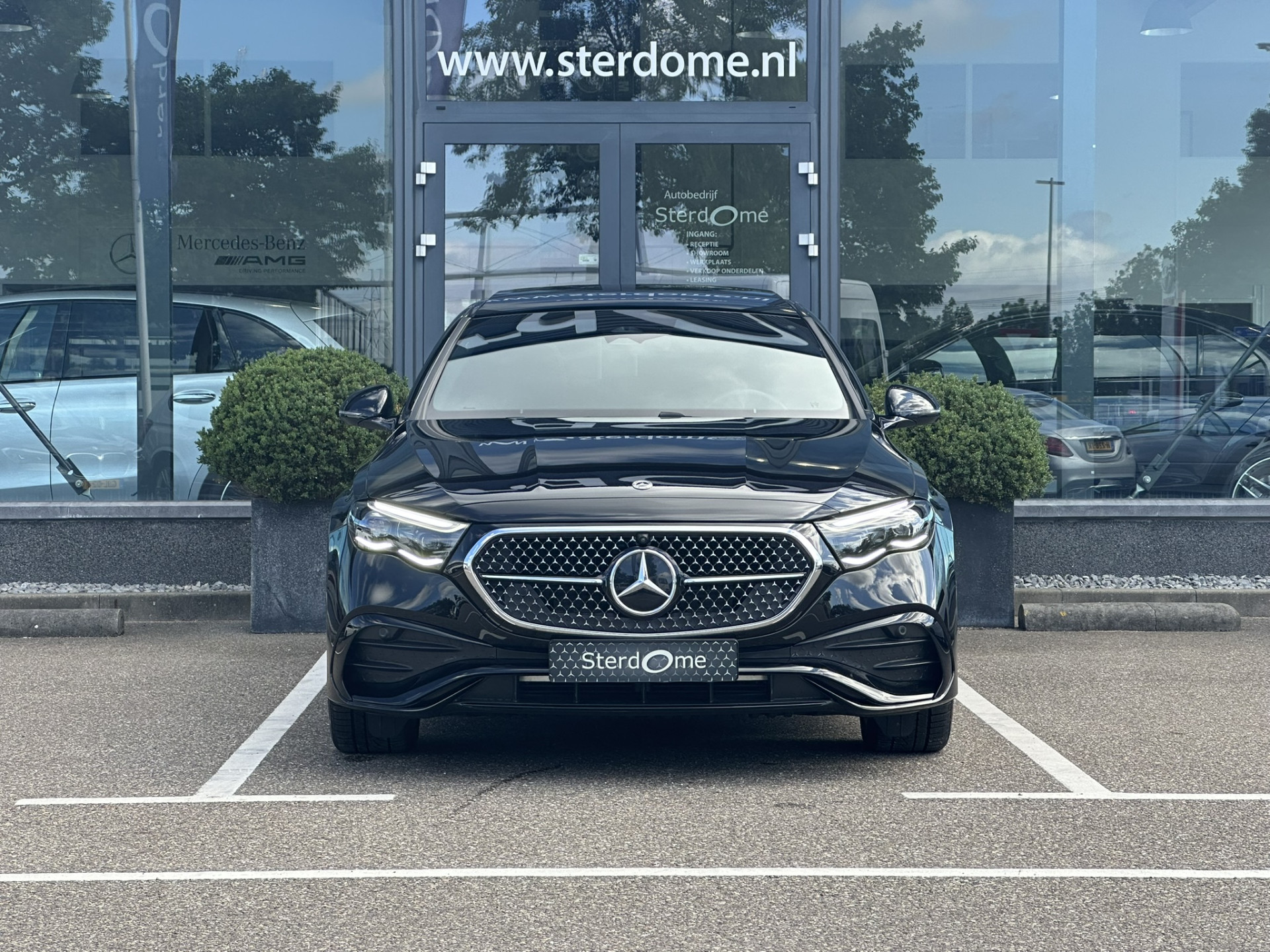Mercedes-Benz E-Klasse 300 e AMG Line l Panorama dak I 360 camera I Head-up I DISTRONIC I Burmester 4D I Digital Light I Keyless I 46021112-4.jpg | Sterdome B.V.