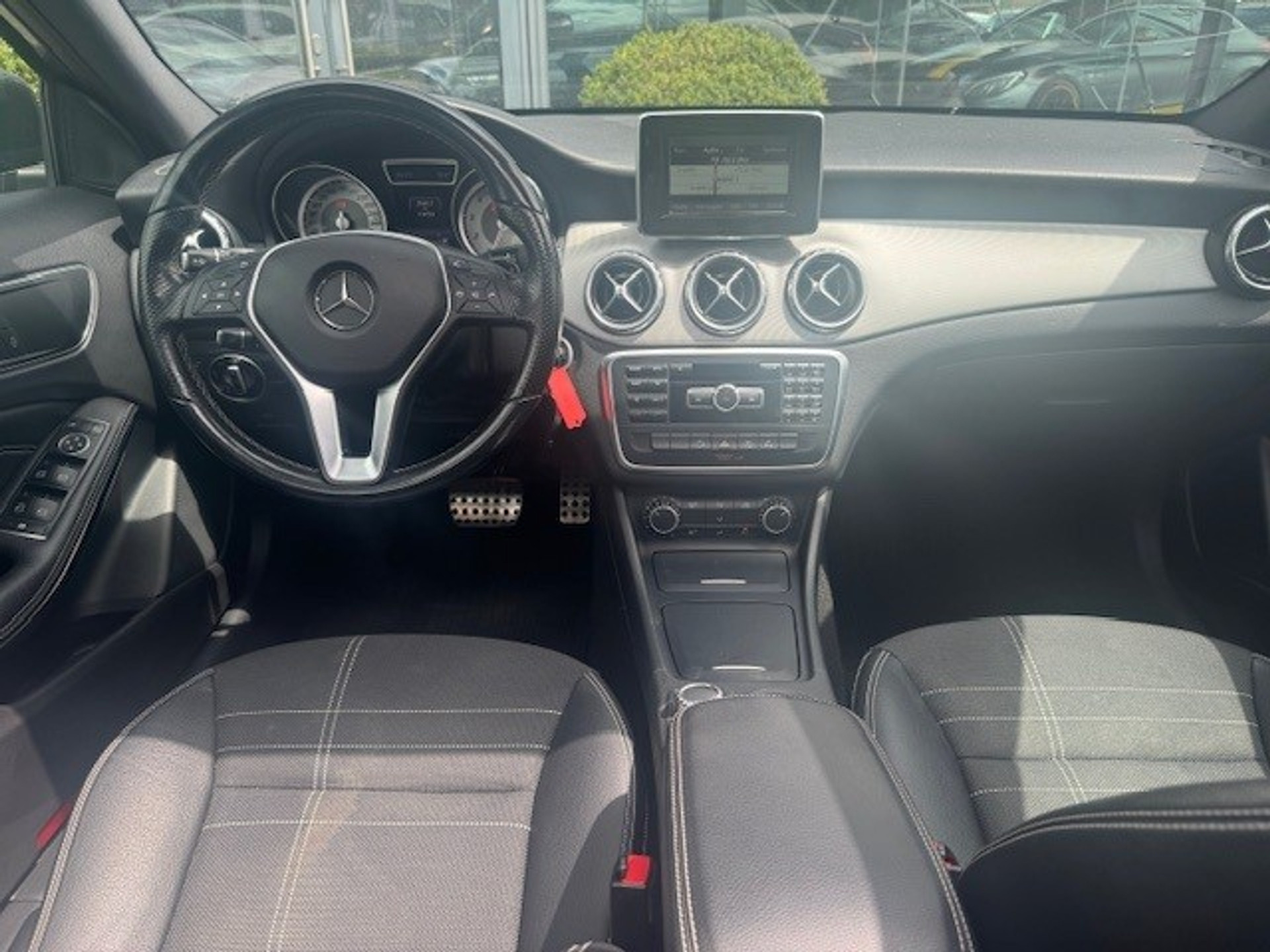 Mercedes-Benz GLA 200 Ambition l Panoramadak l Night pakket l Afneembare Trekhaak l Becker Map Pilot l LED koplampen l Airco l PTS l 46022692-1.jpg | Sterdome B.V.