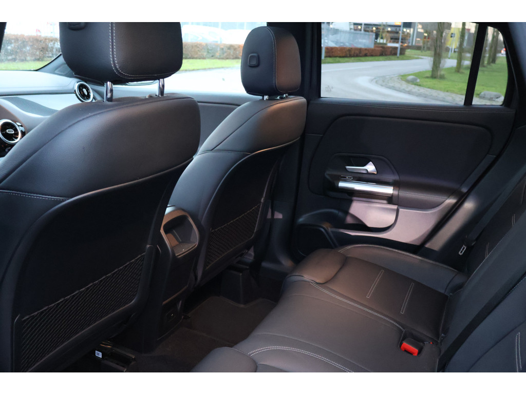 Mercedes-Benz GLA AMG 35 4MATIC I Panoramadak I MBUX l Spiegelpakket l 360 gr Camera l LEDER interieur l Dodehoek assistent l Night pakket l Stoel 49527259-4.jpg | Sterdome B.V.